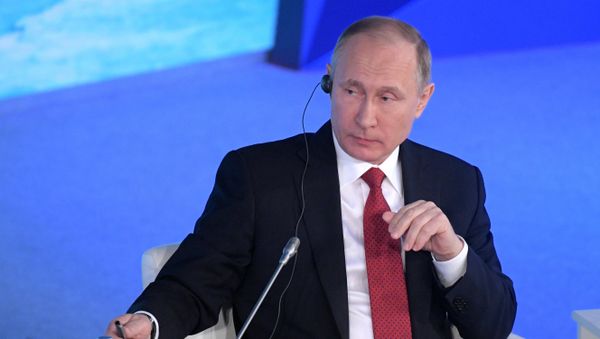 Президент РФ Владимир Путин на Международном арктическом форуме Арктика - территория диалога в Архангельске, 30 марта 2017 года - Sputnik Азербайджан