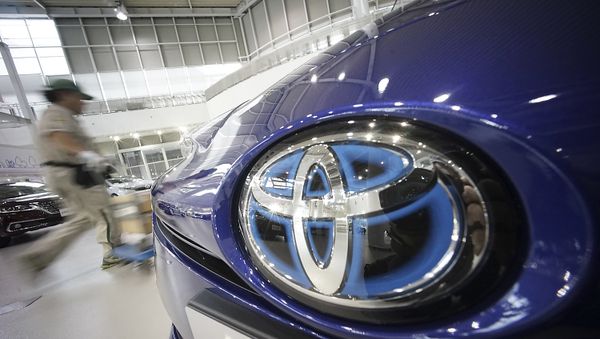 Автомобиль Toyota в автосалоне, фото из архива - Sputnik Азербайджан