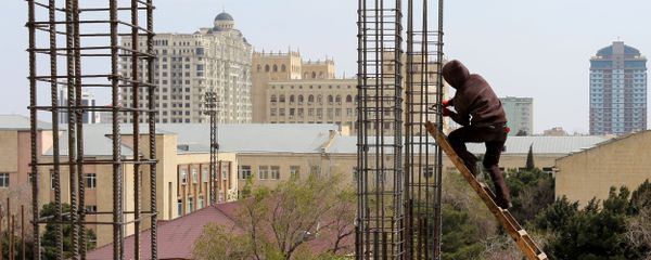Рабочий на стройке многоэтажного дома, фото из архива - Sputnik Азербайджан