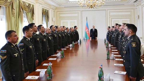 Ильхам Алиев встретился с группой военнослужащих в связи с годовщиной апрельских побед Азербайджанской армии - Sputnik Азербайджан