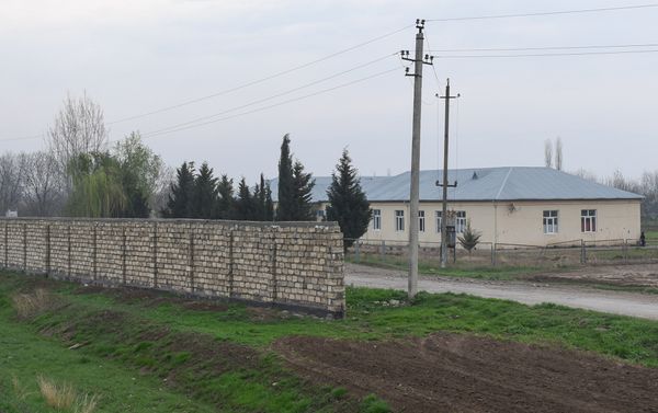 Восстановленная после апрельских боев школа и стена безопасности в селе Аяг Гярвянд Агдамского района - Sputnik Азербайджан