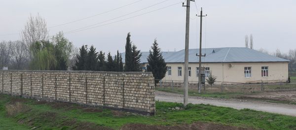 Восстановленная после апрельских боев школа и стена безопасности в селе Аяг Гярвянд Агдамского района - Sputnik Азербайджан