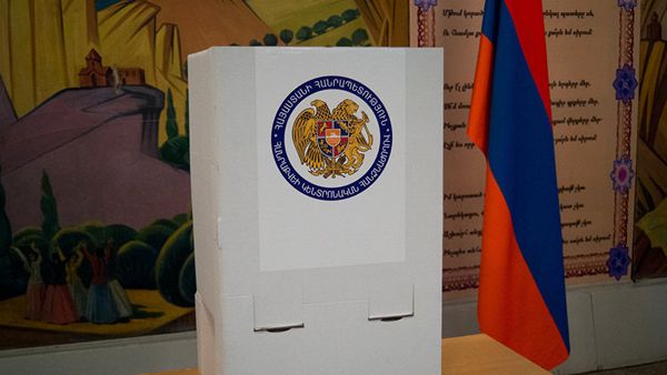 Избирательный участок в Ереване - Sputnik Азербайджан