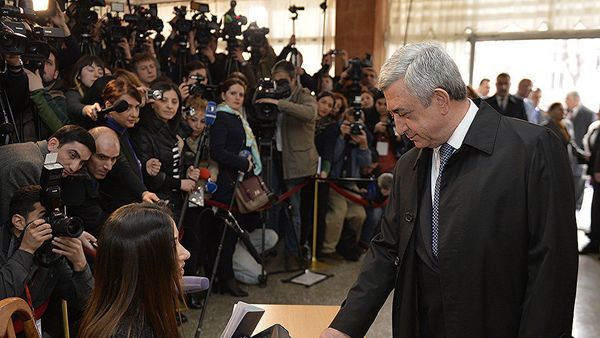 Сержа Саргсян голосует на выборах в парламент Армении - Sputnik Азербайджан