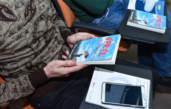Презентация книги политолога Эльхана Шахиноглу “Апрельское перемирие”. - Sputnik Азербайджан