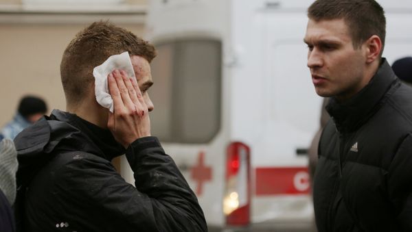 Пострадавший стоит возле станции метро Сенная площадь после взрывов в двух вагонах на станциях метро в Санкт-Петербурге, 3 апреля 2017 года - Sputnik Азербайджан