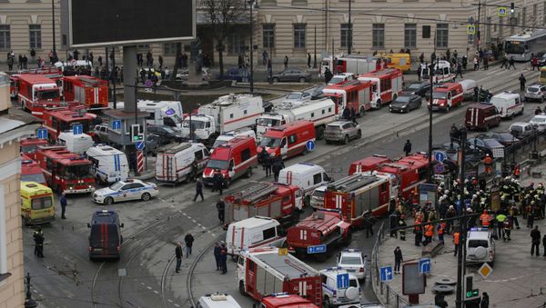 Автомобили МЧС России и скорой помощи перед станцией метро  Сенная-Площадь в Санкт-Петербурге, 3 апреля 2017 года - Sputnik Азербайджан