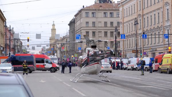 Вертолет санитарной авиации у станции метро Технологический институт в Санкт-Петербурге, где произошел взрыв - Sputnik Азербайджан