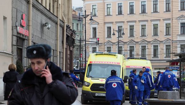 Сотрудники полиции и МЧС России у станции метро Технологический институт в Санкт-Петербурге, где произошел взрыв - Sputnik Азербайджан