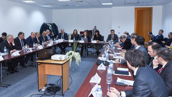 Круглый стол на тему Россия-Азербайджан: 25-летие дипломатических отношений. Стратегия партнерства - Sputnik Азербайджан