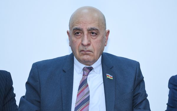 Депутат Милли Меджлиса АР Расим Мусабеков - Sputnik Азербайджан
