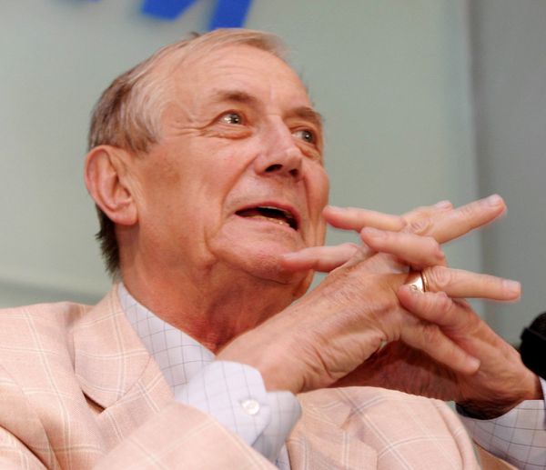 Поэт Евгений Евтушенко на пресс-конференции в РИА Новости, 23 июня 2004 года - Sputnik Азербайджан