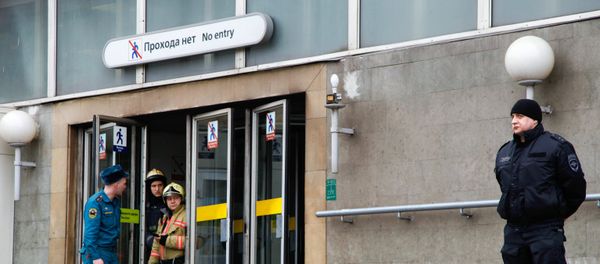 Сотрудники службы спасения МЧС РФ у станции метро Сенная площадь в Санкт-Петербурге, где произошел взрыв - Sputnik Азербайджан
