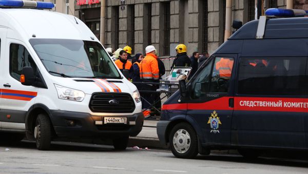 Автомобиль аварийно-спасательной службы и автомобиль следственного комитета РФ у станции метро Технологический институт в Санкт-Петербурге, где произошел взрыв - Sputnik Азербайджан