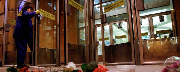 Цветы и свечи у входа в вестибюль станции метро Спасская в память о погибших в результате взрыва в метрополитене Санкт-Петербург - Sputnik Азербайджан