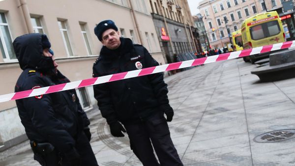 Сотрудники правоохранительных органов у станции метро Технологический институт в Санкт-Петербурге, где произошел взрыв - Sputnik Азербайджан