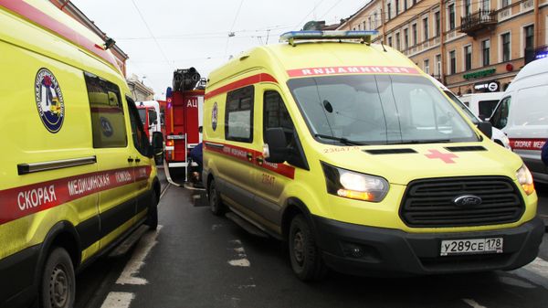 Санитарные автомобили у станции метро Технологический институт в Санкт-Петербурге, где произошел взрыв - Sputnik Азербайджан