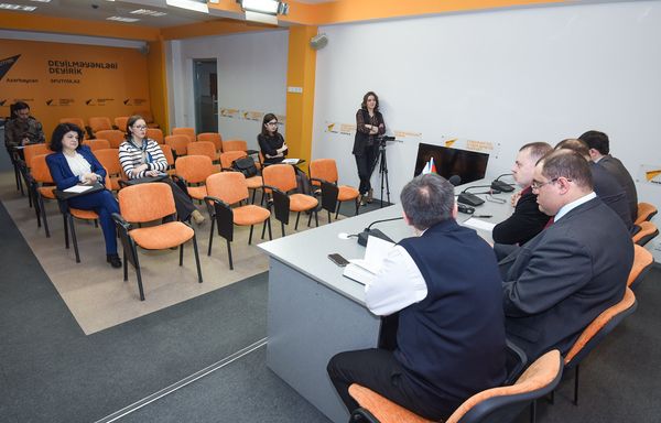 Пресс-конференция российских экспертов о двусторонних отношениях и ситуации в регионе - Sputnik Азербайджан