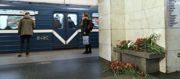 Цветы на станции метро Технологический институт в Санкт-Петербурге, где накануне произошел взрыв - Sputnik Азербайджан