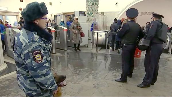 В московском метро усилены меры безопасности - Sputnik Азербайджан