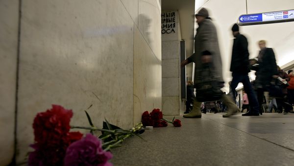 Цветы в память о жертвах взрыва на станции метро Технологический институт в Санкт-Петербурге, Россия, 4 апреля 2017 года - Sputnik Азербайджан