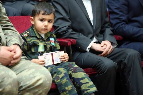 Сын Ингилаба Гулиева на церемонии вручения шехиду медали. Гянджа, 13 мая 2016-го года - Sputnik Азербайджан
