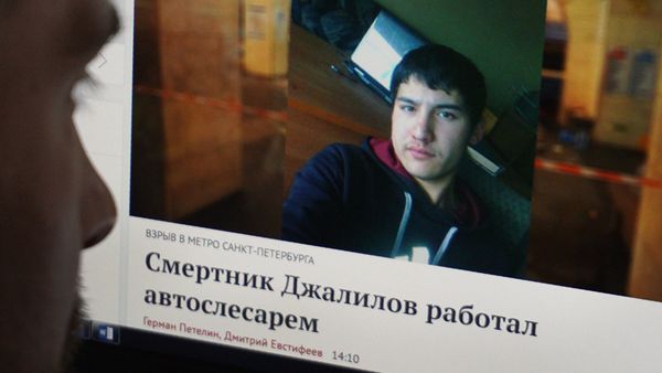 Мужчина смотрит на монитор компьютера с новостным сообщением про подозреваемого в взрыве 3 апреля - Sputnik Азербайджан