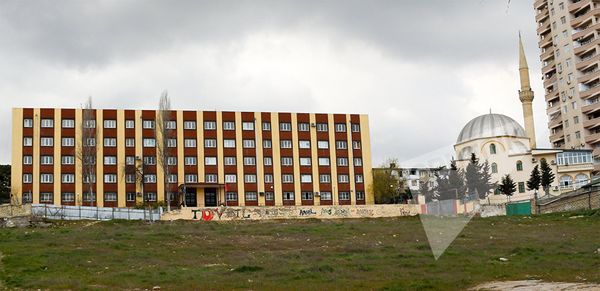 Здание Бакинского турецкого лицея, прекратившего свою деятельность, и Илахийат - Sputnik Азербайджан