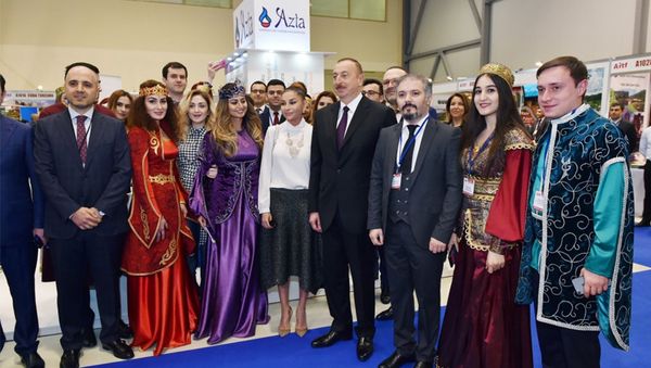Президент Ильхам Алиев ознакомился с XVI Азербайджанской международной выставкой Туризм и путешествия AITF-2017 - Sputnik Азербайджан