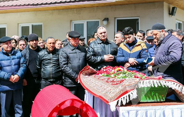 В последний путь девушку провожали сотни людей - Sputnik Азербайджан