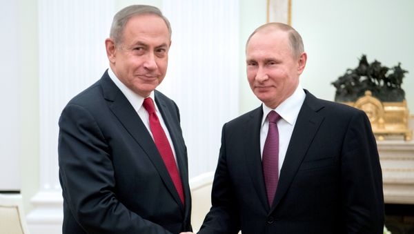 Президент РФ Владимир Путин и премьер-министр Израиля Биньямин Нетаньяху (слева) во время встречи - Sputnik Азербайджан
