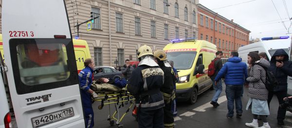 Эвакуация пострадавших в результате взрыва со станции метро Технологический институт в Санкт-Петербурге - Sputnik Азербайджан