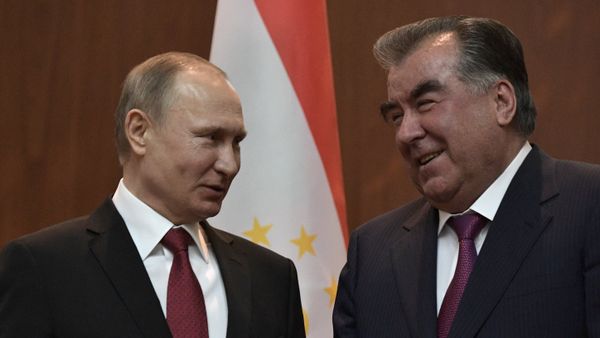 Президент РФ Владимир Путин и президент Республики Таджикистан Эмомали Рахмон (справа) во время подписания совместных документов по итогам российско-таджикских переговоров в Душанбе - Sputnik Азербайджан