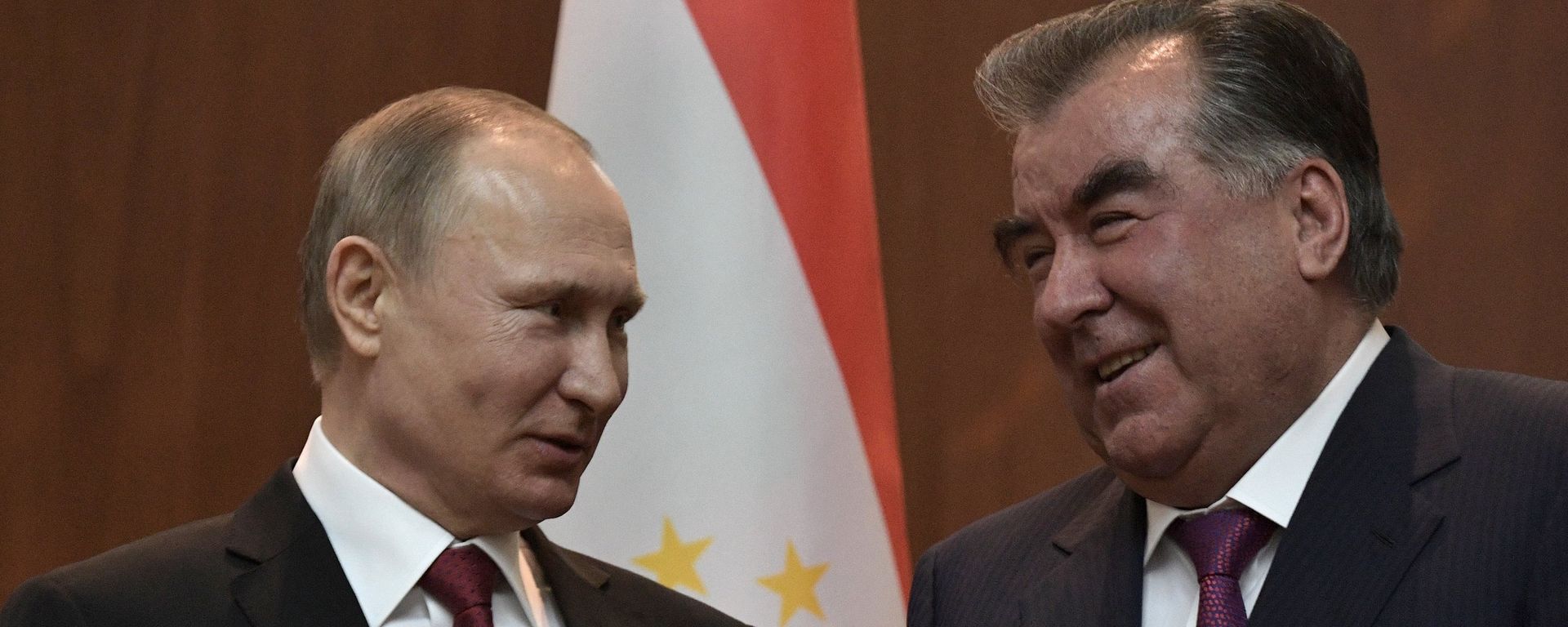 Президент РФ Владимир Путин и президент Республики Таджикистан Эмомали Рахмон (справа) во время подписания совместных документов по итогам российско-таджикских переговоров в Душанбе - Sputnik Азербайджан, 1920, 01.09.2026