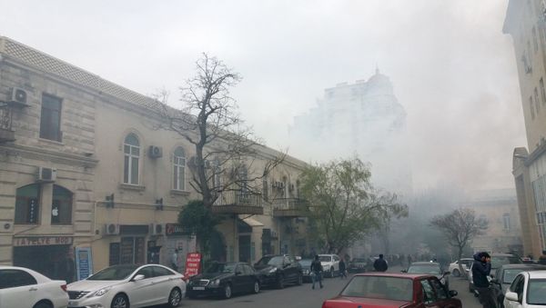 Тушение пожара в жилом доме на улице Сулеймана Тагизаде в Баку - Sputnik Азербайджан