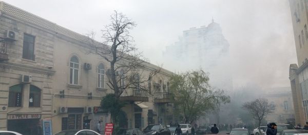 Тушение пожара в жилом доме на улице Сулеймана Тагизаде в Баку - Sputnik Азербайджан