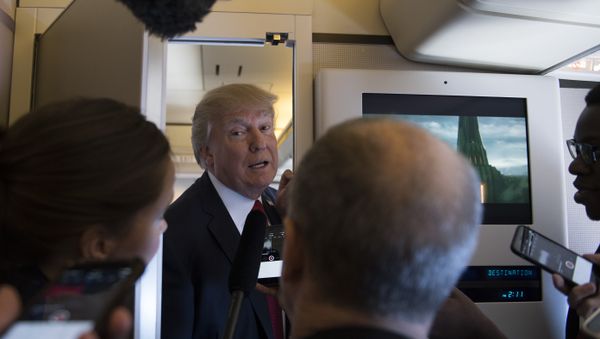 Пресс-конференция Дональда Трампа зна борту Air Force One, 6 апреля 2017 года - Sputnik Азербайджан