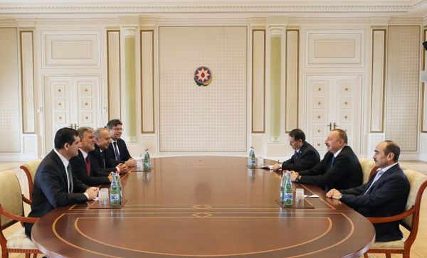 Президент Азербайджана Ильхам Алиев принял делегацию во главе с бывшим президентом Турции Абдуллой Гюлем - Sputnik Азербайджан