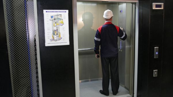 На заводе по производство лифтового оборудования, фото из архива - Sputnik Азербайджан