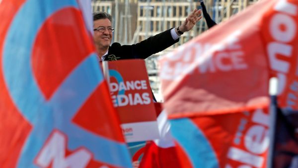 Кандидат в президенты Франции, лидер движения Непокорная Франция Жан-Люк Меланшон выступает с речью на митинге в Марселе, Франция, 9 апреля 2017 года - Sputnik Азербайджан