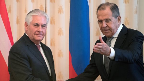 Министр иностранных дел РФ Сергей Лавров и государственный секретарь США Рекс Тиллерсон (слева) во время переговоров в Москве - Sputnik Азербайджан