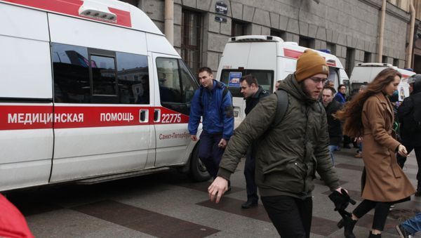 Автомобиль скорой помощи у станции метро Технологический институт в Санкт-Петербурге, где произошел взрыв, 3 апреля 2017 года - Sputnik Азербайджан