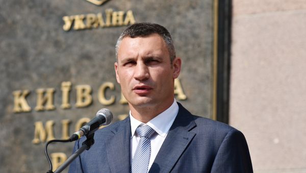 Мэр города Киева Виталий Кличко выступает во время праздничного мероприятия, посвященного Дню флага Украины, у Киевской городской администрации, фото из архива - Sputnik Азербайджан