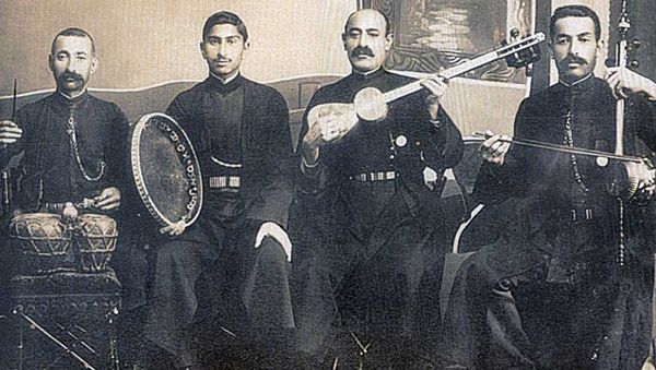 Ханенде Сеид Шушинский (второй слева) со своим ансамблем в 1916 году - Sputnik Азербайджан