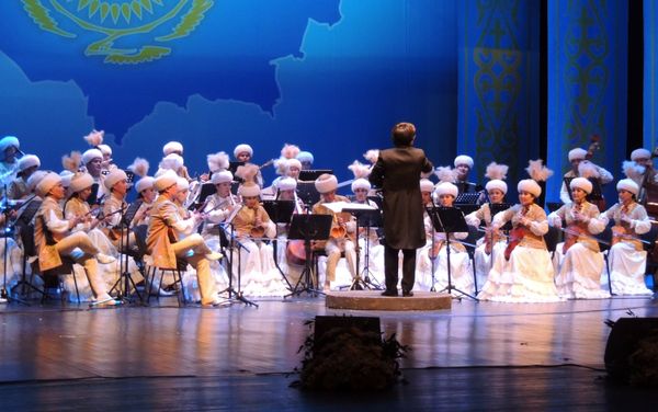 Первое выступление в Азербайджане солистов Кызылординской областной филармонии под управлением дирижера Муслима Амзе - Sputnik Азербайджан