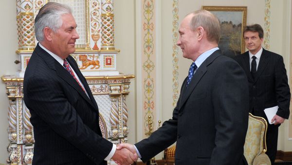 Президент России Владимир Путин (справа) и Рекс Тиллерсон - Sputnik Азербайджан