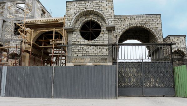 Yaxın ərazidə yaşayan sakinlərin sözlərinə görə, burada tikinti işləri 5-6 ildir davam edir - Sputnik Азербайджан