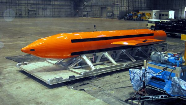 Тяжелый боеприпас фугасного действия MOAB, 11 марта 2003 года - Sputnik Азербайджан