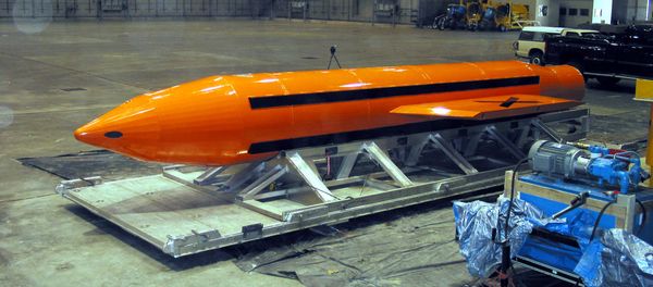 Тяжелый боеприпас фугасного действия MOAB, 11 марта 2003 года - Sputnik Азербайджан