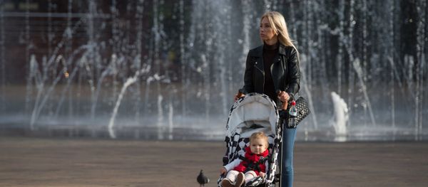 Женщина с детской коляской, фото из архива Женщина с детской коляской, фото из архива - Sputnik Азербайджан
